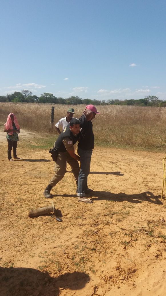 Policiais revistam moradores da comunidade