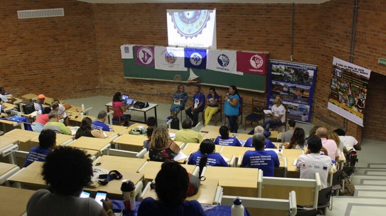 Atividade no FAMA 2018, discute a privatização das águas